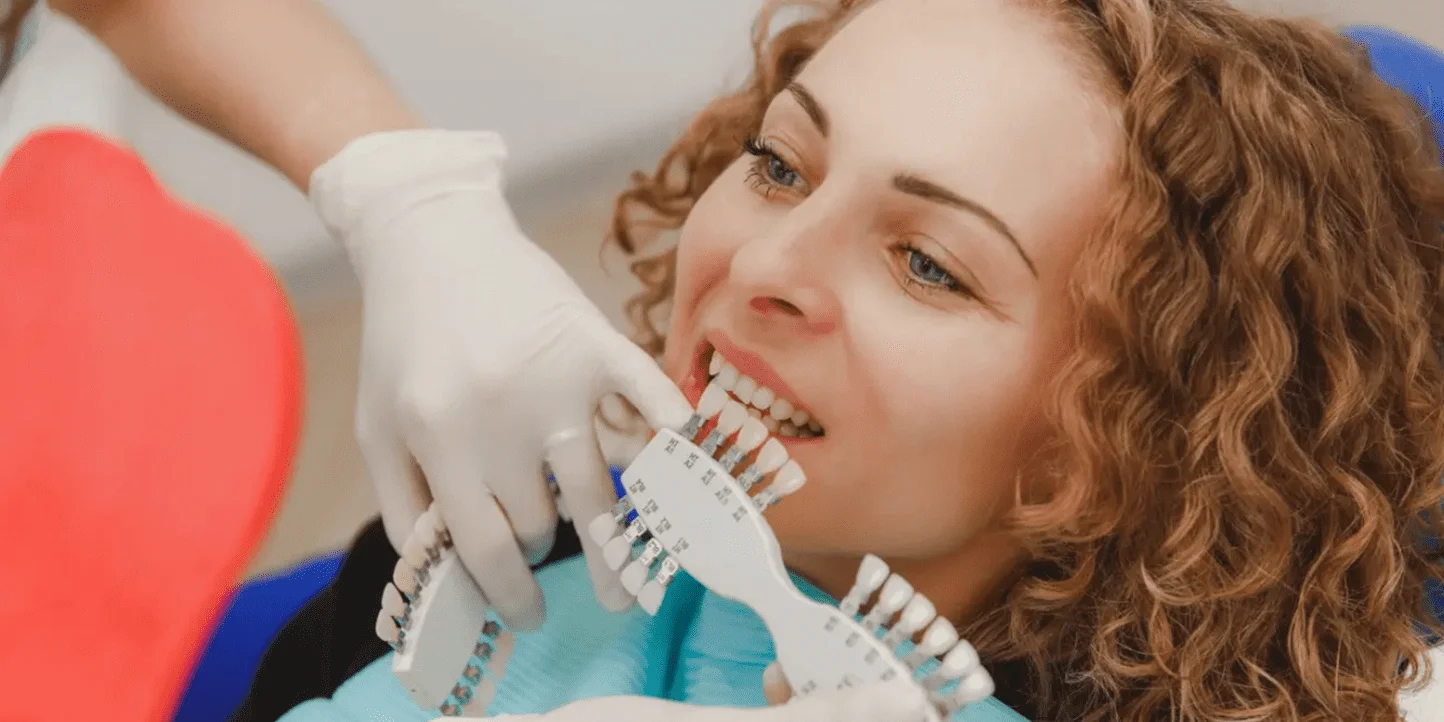 Mujer durante un blanqueamiento dental