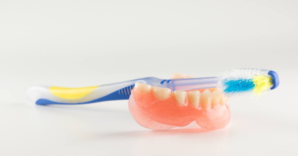 Cómo limpiar prótesis dentales
