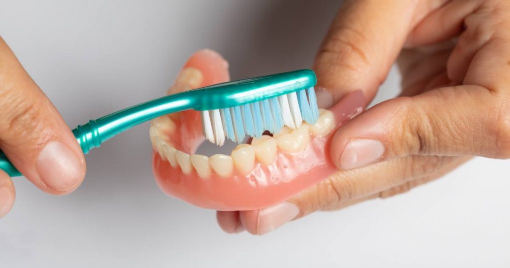 Limpieza de prótesis dental