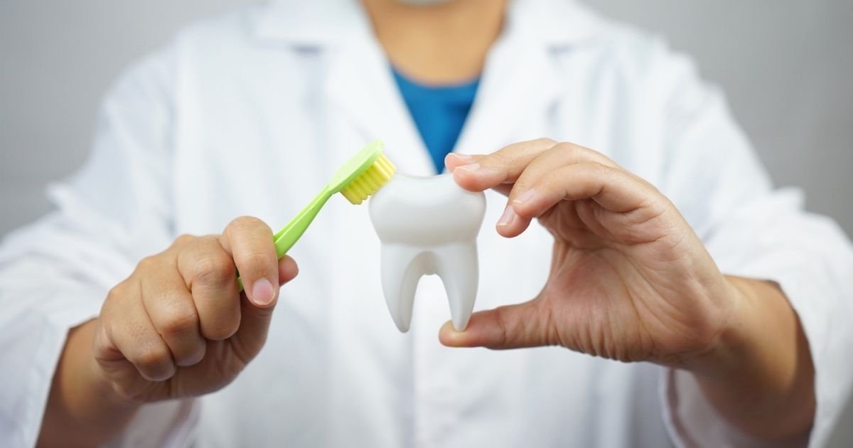 porque se aflojan las coronas de los implantes